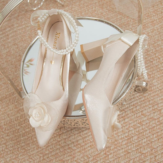 Damen elegante Spitzen-Pumps mit floralem Akzent und Perlenschmuck R&B