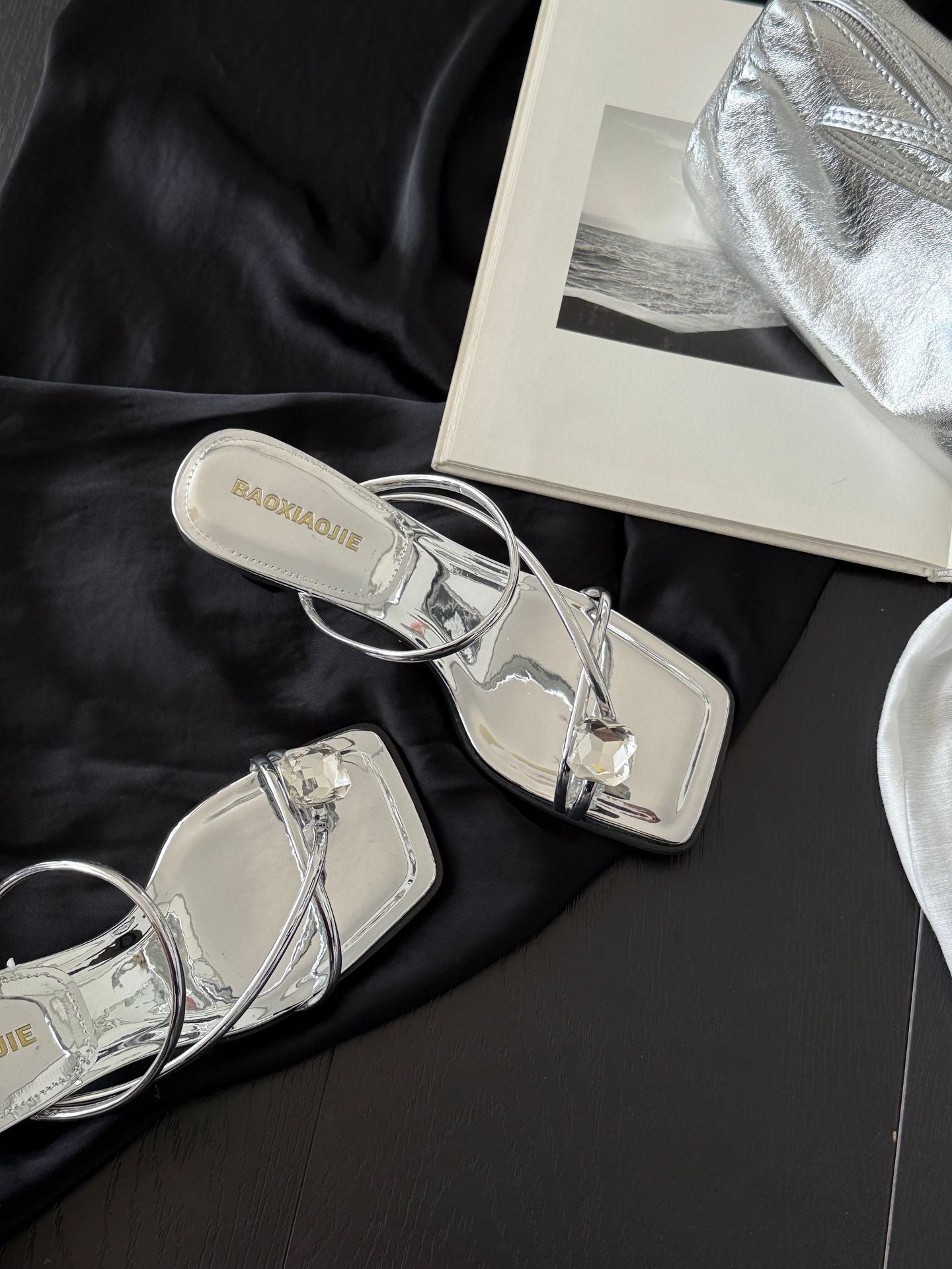 Damen Modische Plateau-Sandalen mit elegantem Riemendesign und glänzender Oberfläche