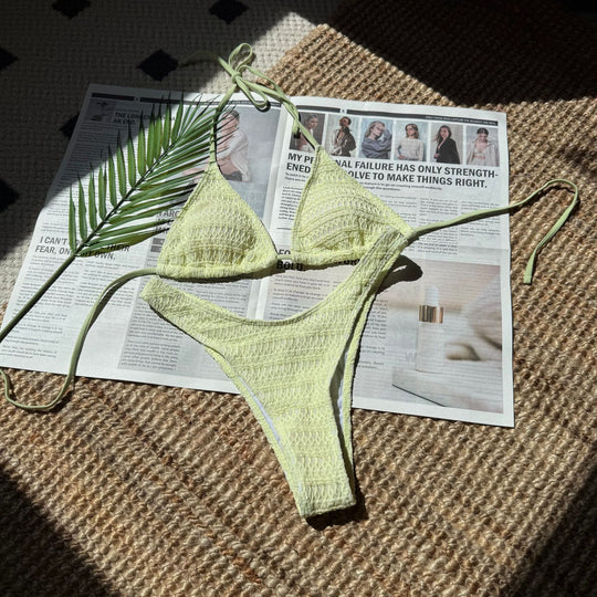 Damen Triangel-Bikini mit strukturierter Oberfläche und verspielten Trägern R&B