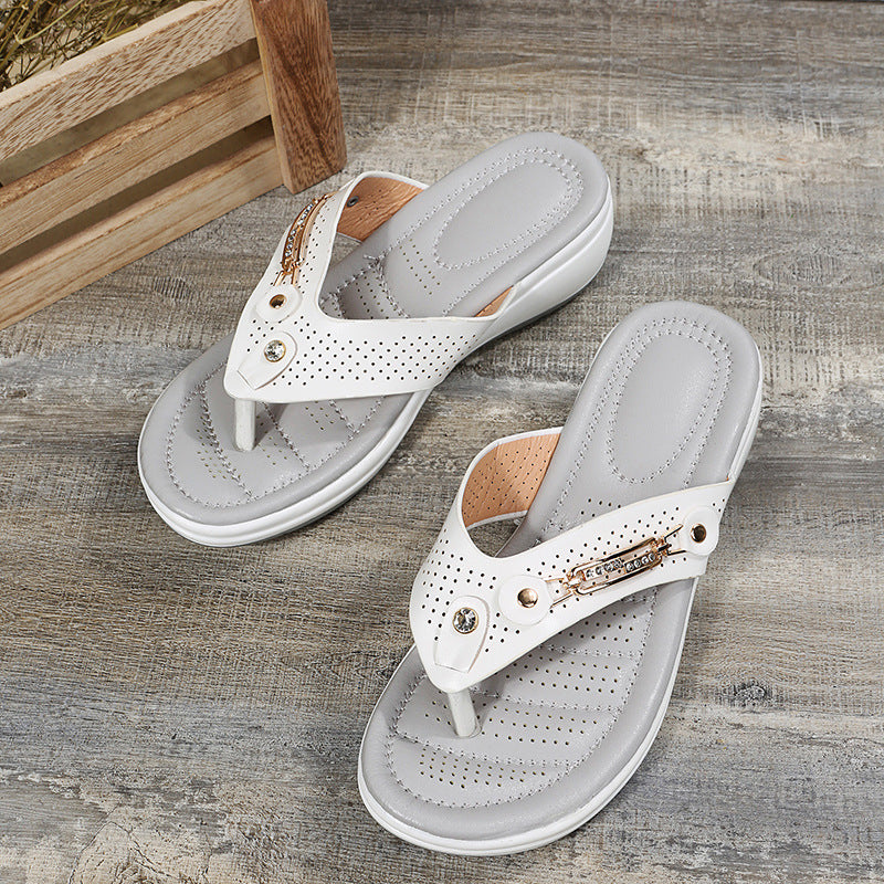 Damen modische Zehentrenner-Sandalen mit gepolstertem Fußbett und dekorativen Nieten R&B