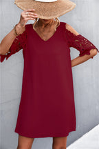 Damen luftiges Minikleid mit Spitzeneinsatz und elegantem V-Ausschnitt R&B