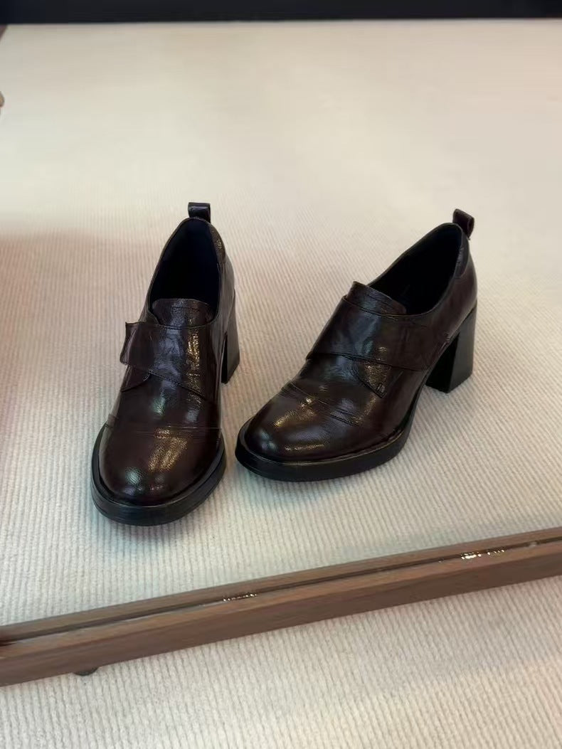 Damen Blockabsatz-Pumps mit doppeltem Riemchen und glänzender Oberflächenstruktur