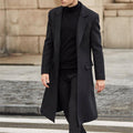 Herren eleganter Wollmantel im minimalistischen Design