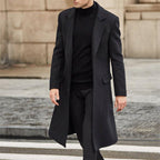 Herren eleganter Wollmantel im minimalistischen Design