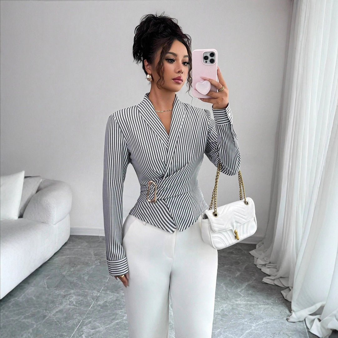 Damen nan taillierte Wickelbluse mit Reverskragen und dekorativer Metallschließe R&B