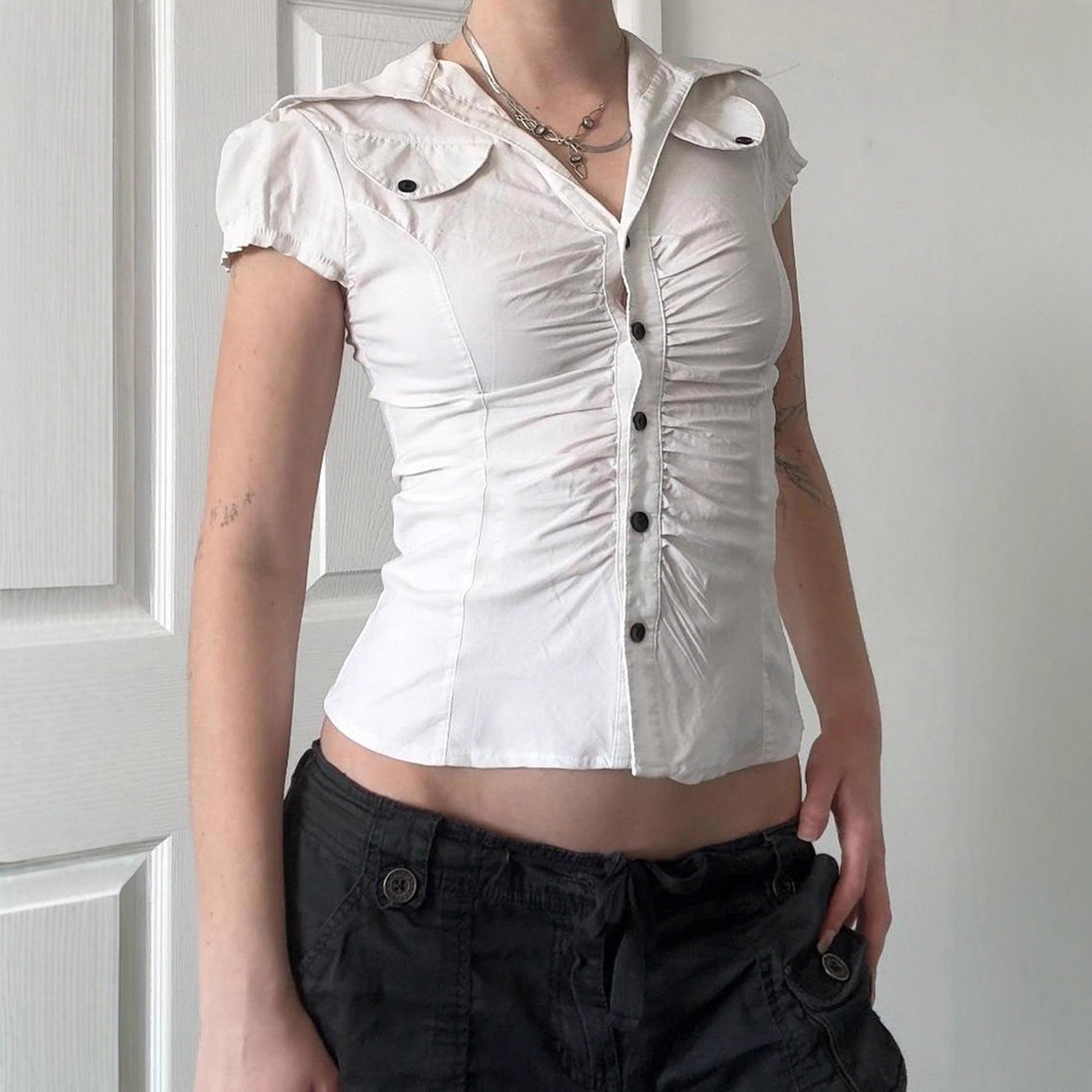 Damen figurbetontes Blusenshirt mit eleganten Rüschendetails und Knopfverschluss R&B