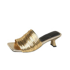 Damen-Mules mit glänzenden Riemen und elegantem Absatz
