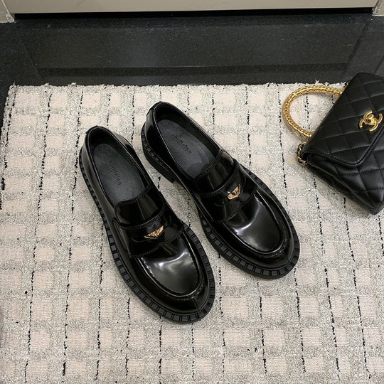 Damen elegante Loafers aus hochwertigem Lackleder mit modischen Riemen R&B