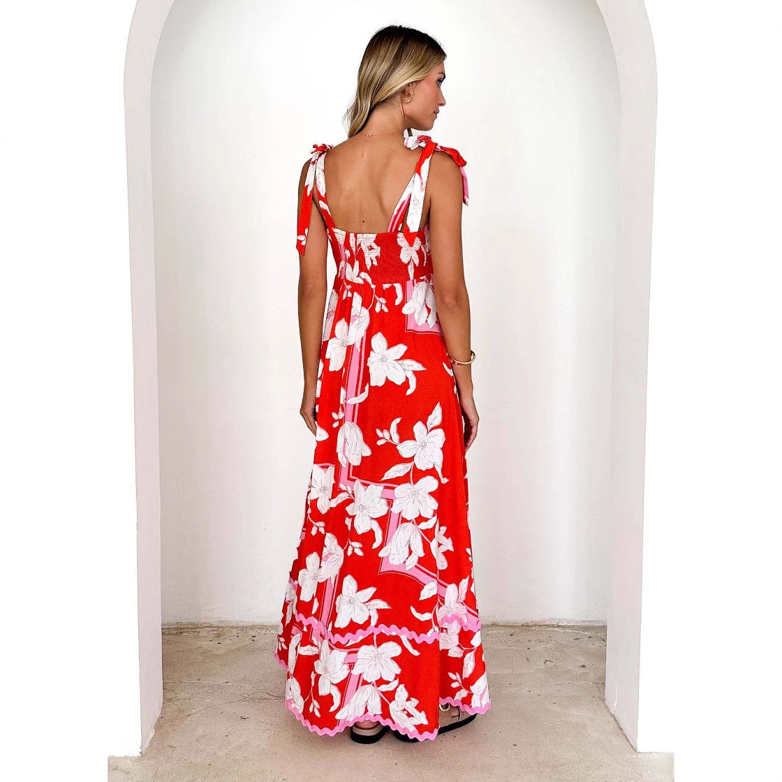 Damen Maxikleid mit verspielten Rüschendetails und zartem Blumenmuster R&B