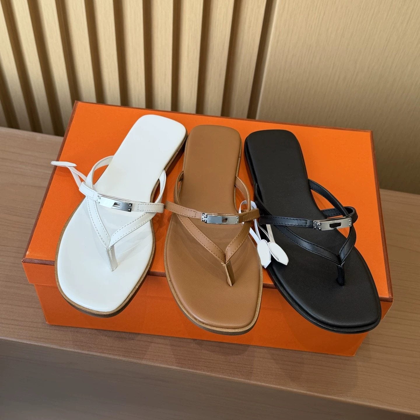 Damen Elegante Flip-Flops mit glänzenden Akzenten R&B