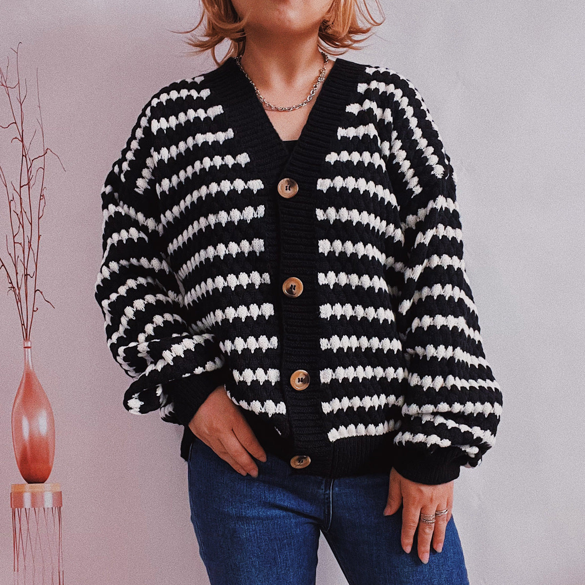 Damen Oversize Strickjacke im modischen Streifenlook mit Holzknopfdetails R&B