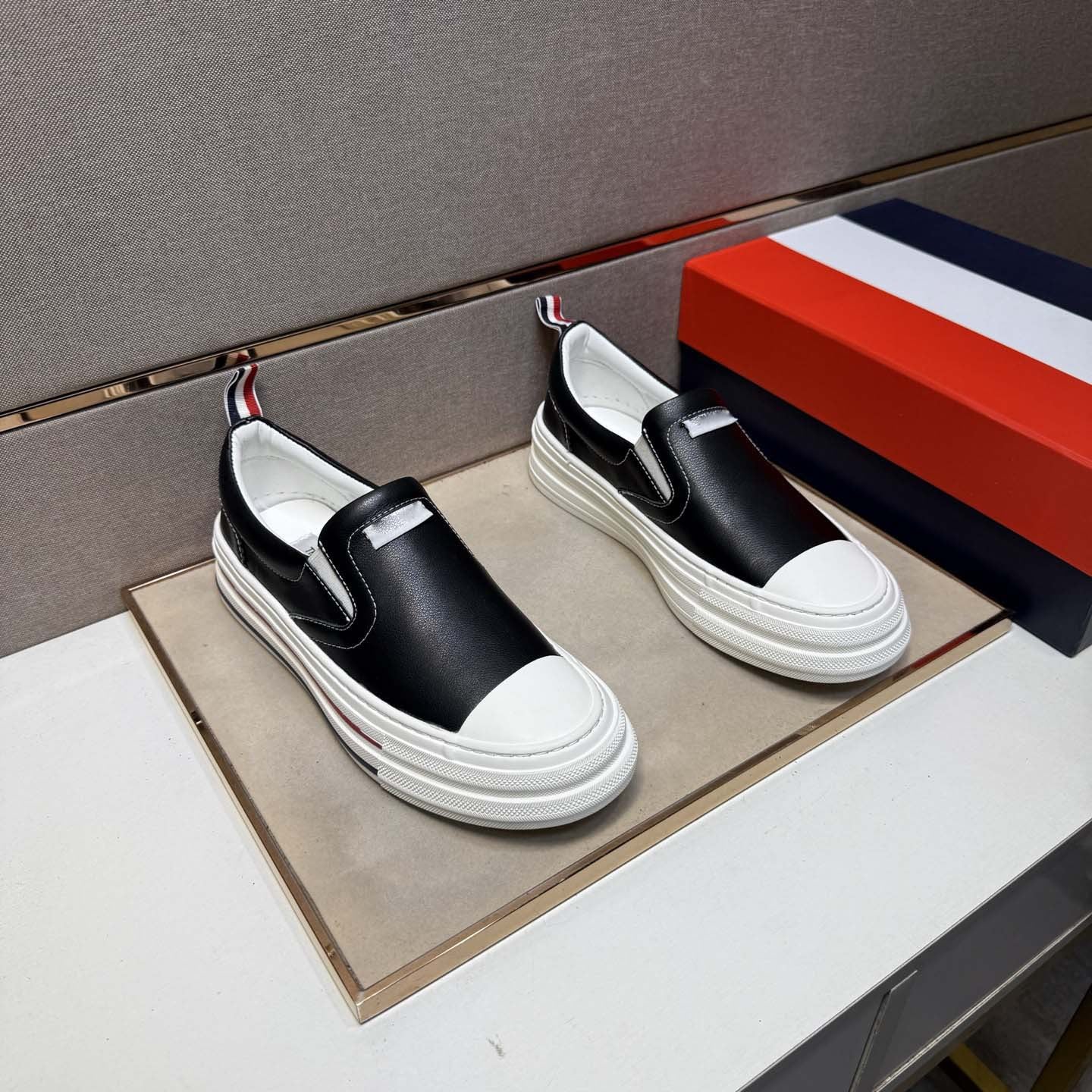 Damen Komfortable Slip-On Sneakers mit modischem Design und raffiniertem Sohlenprofil R&B