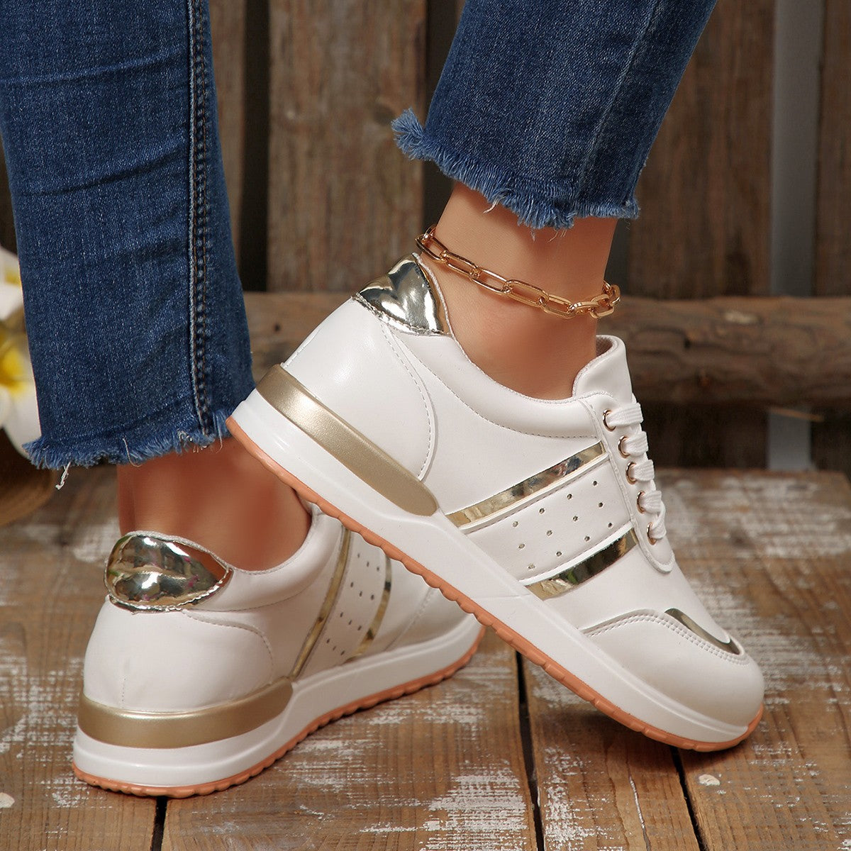 Damen modische Sneaker mit auffälligen metallischen Akzenten R&B