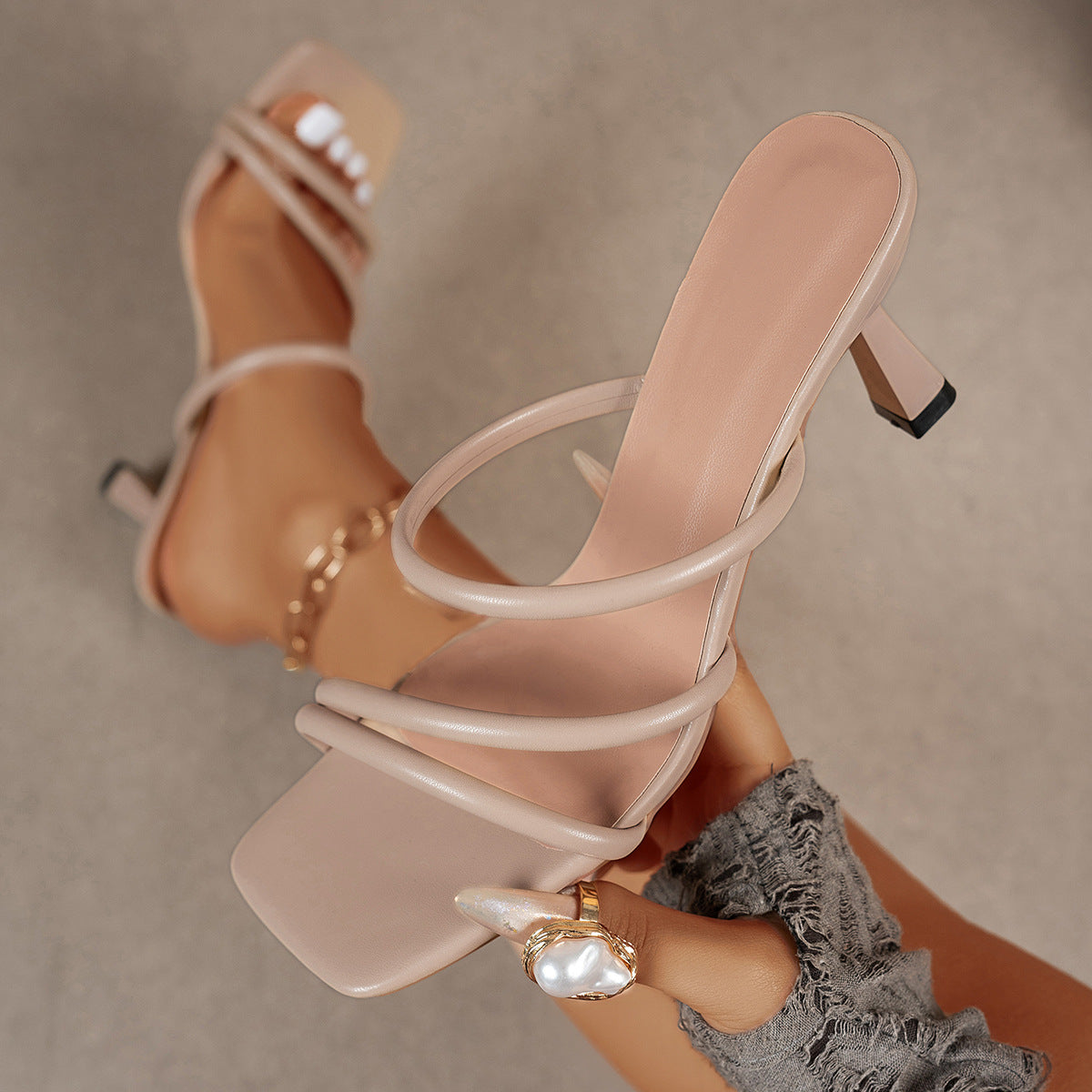 Damen nan minimalistische Sandalette mit drei schmalen Riemen, quadratischer Zehenform und femininem Trichterabsatz R&B