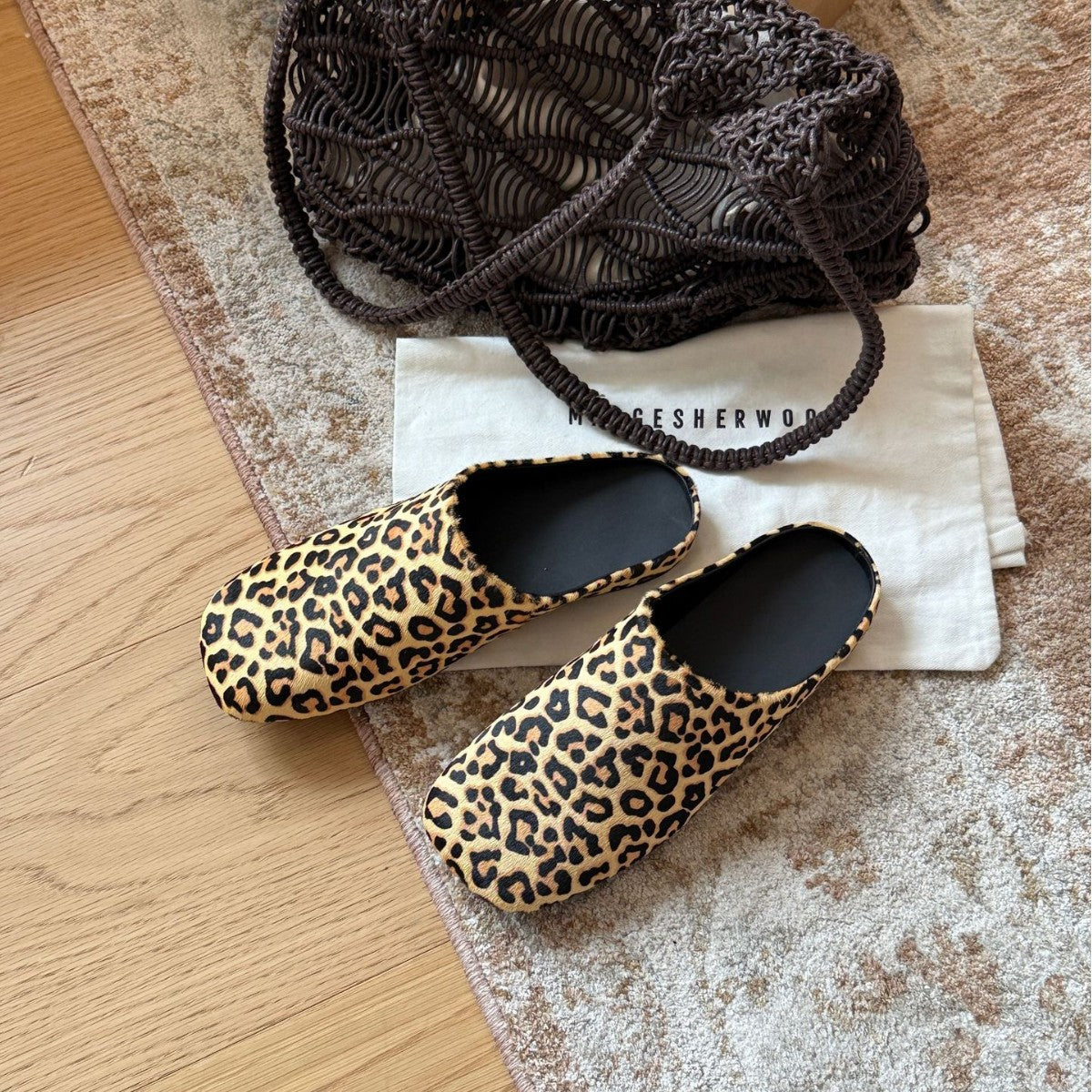 Damen Modische Clogs mit trendigem Leopardenmuster und ergonomischer Fußbettausstattung