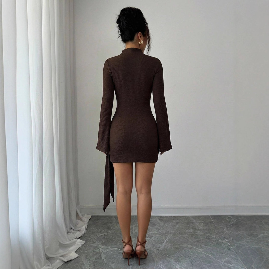 Damen nan figurbetontes Strick-Minikleid mit Stehkragen, Trompetenärmeln und seitlichem Drapé mit Zierring R&B