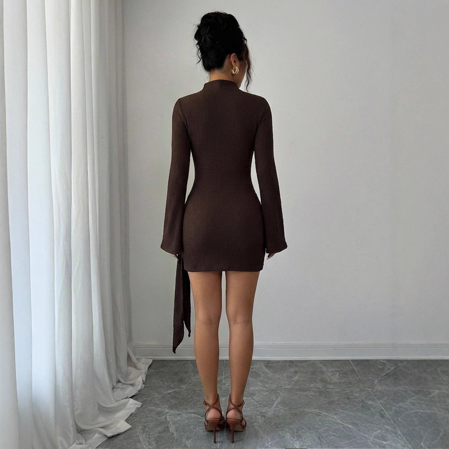 Damen nan figurbetontes Strick-Minikleid mit Stehkragen, Trompetenärmeln und seitlichem Drapé mit Zierring R&B