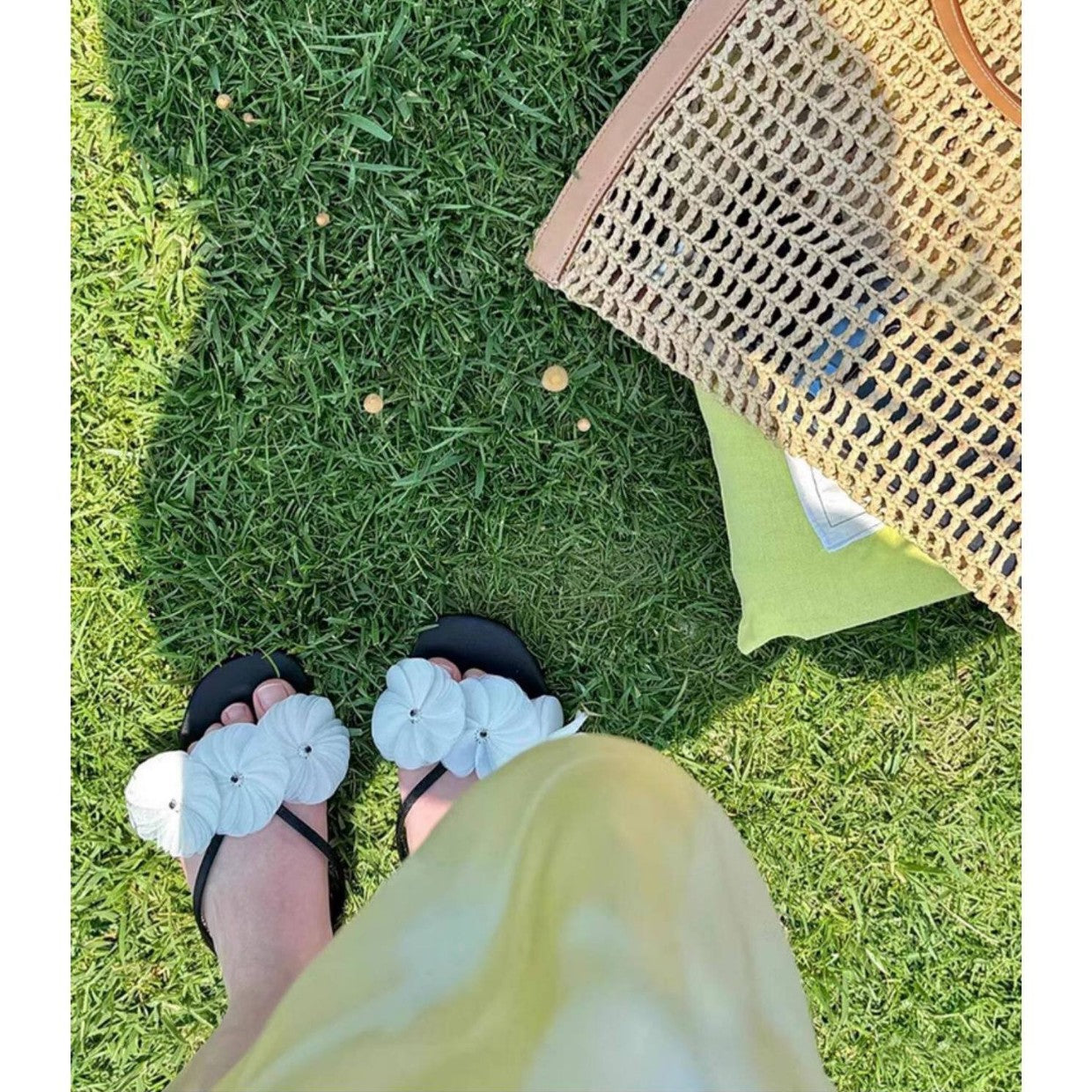 Damen Zehentrenner-Sandalen mit floralen Akzenten und ergonomischem Fußbett R&B