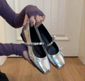 Damen Ballerina-Schuhe mit schimmernder Oberfläche und verspieltem Riemen