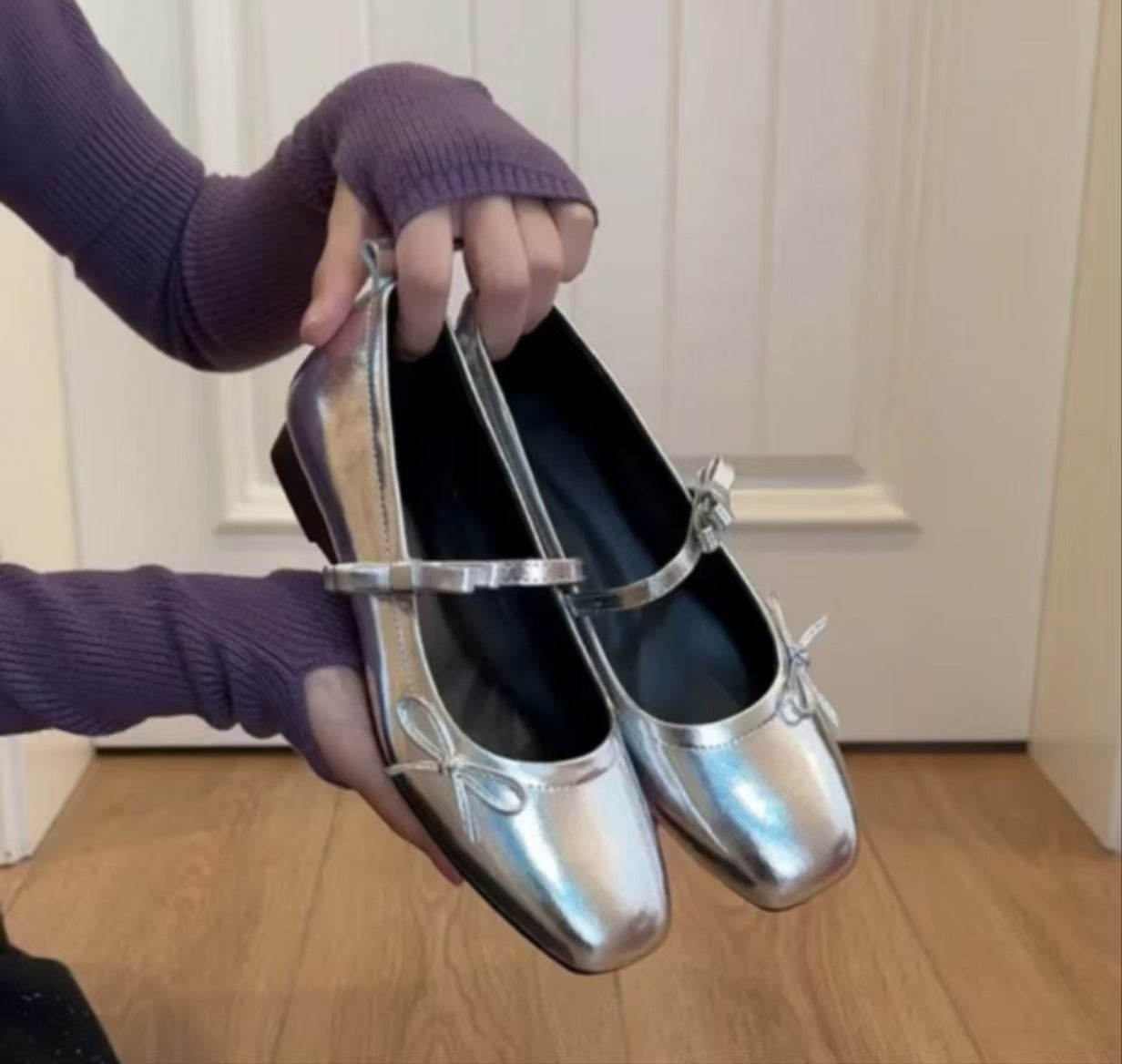 Damen Ballerina-Schuhe mit schimmernder Oberfläche und verspieltem Riemen