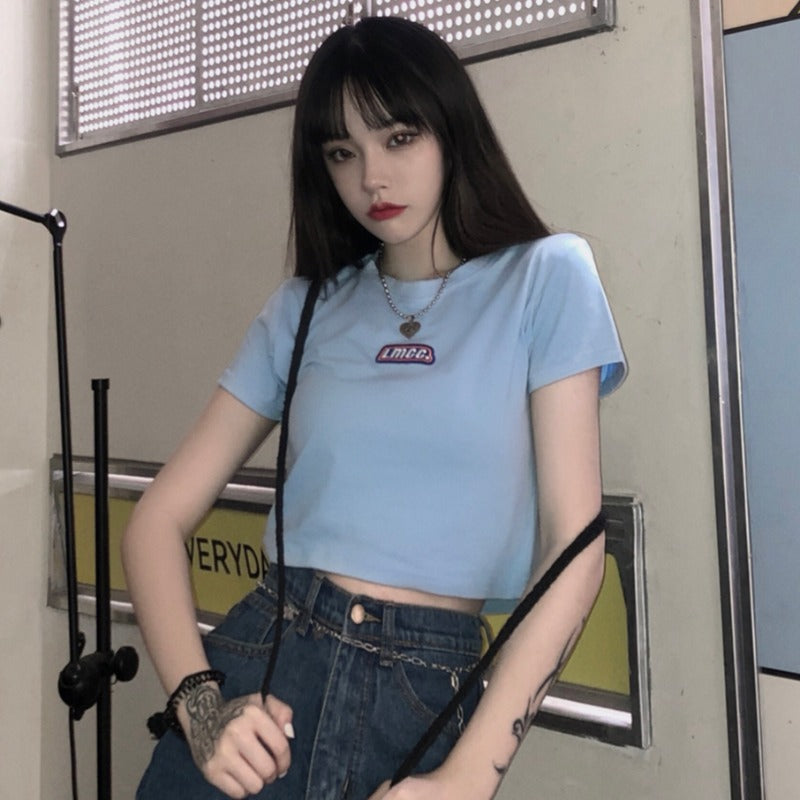Damen Cropped T-Shirt mit kreativem Logo-Design und figurbetontem Schnitt