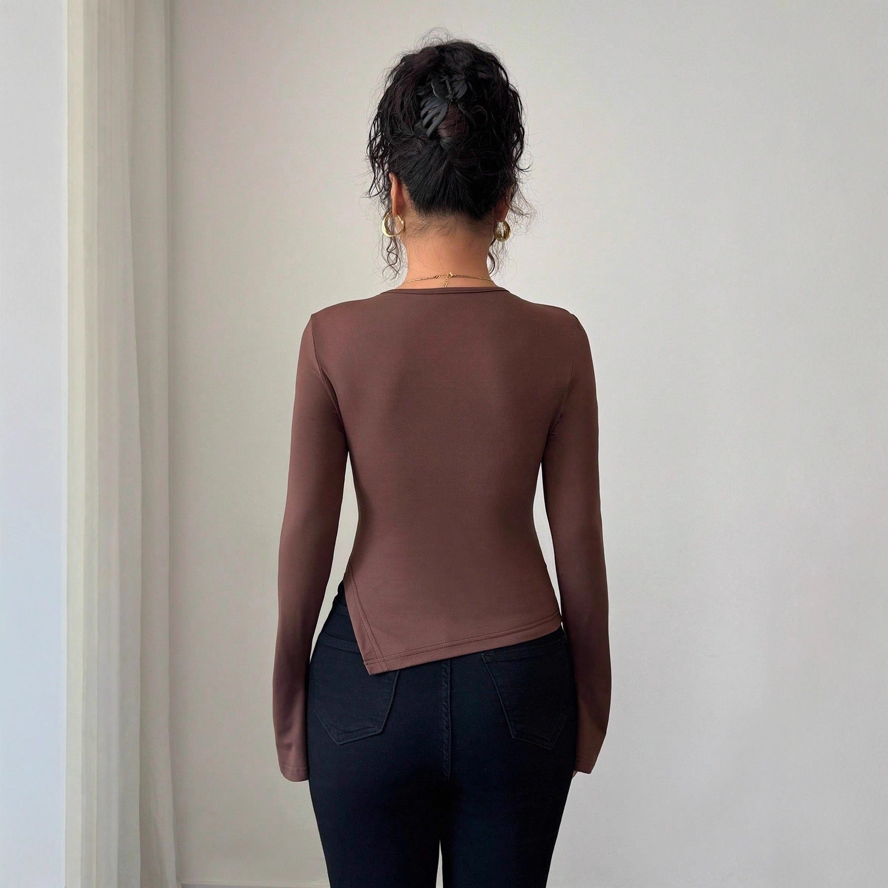 Damen nan figurbetontes Langarmshirt mit Schlüsselloch und Ringapplikation R&B