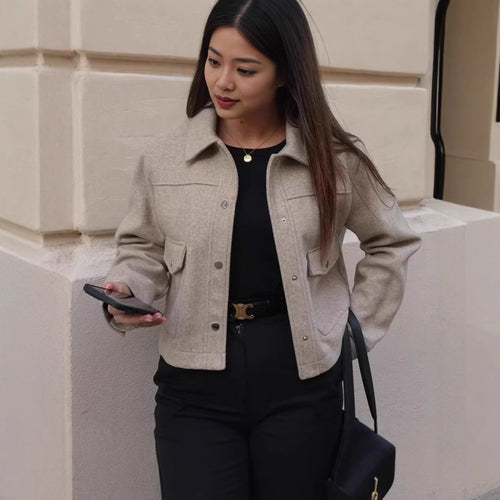Damen kurze Wolljacke im klassischen Stil mit aufgesetzten Taschen R&B