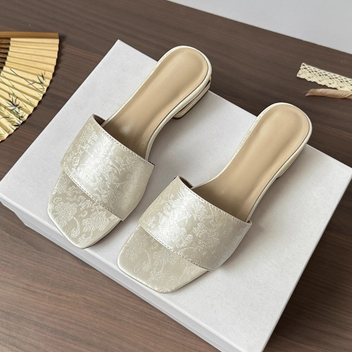 Damen bequeme modische Mules mit filigranem Blumenmuster R&B