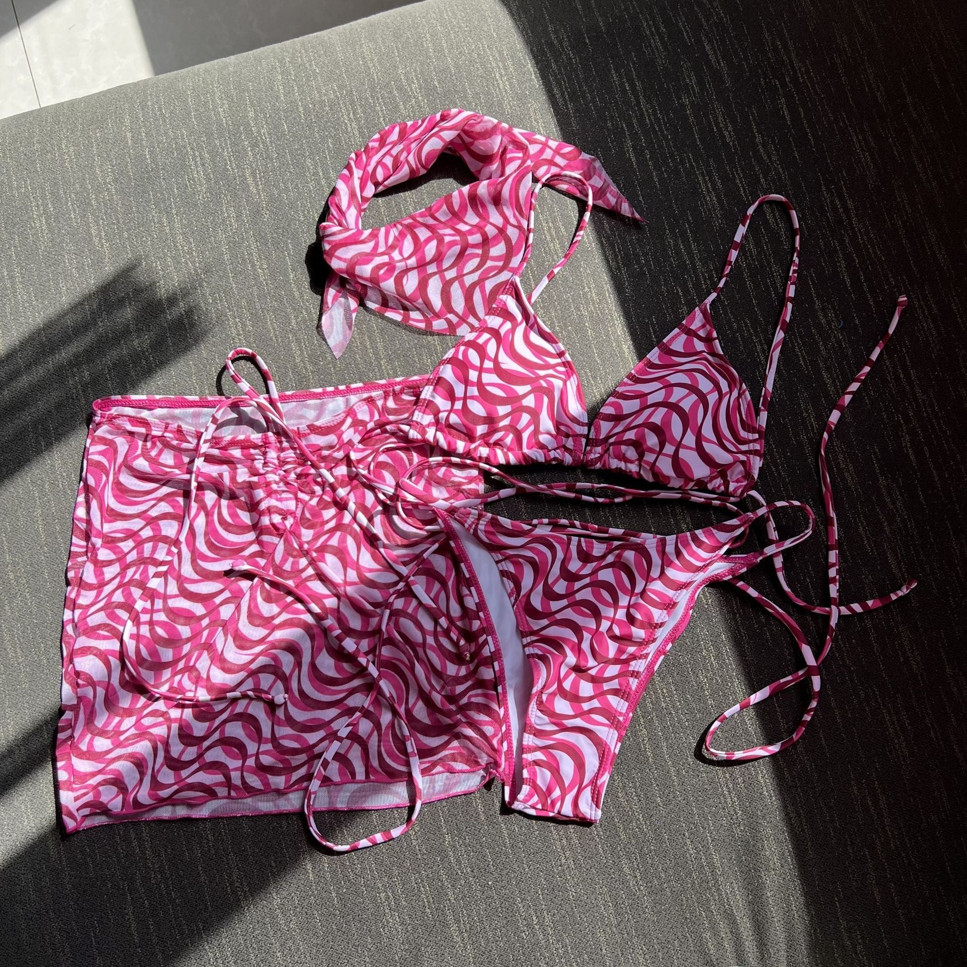 Damen Wickel-Bikini-Set mit floralem Muster und verspieltem Rock R&B