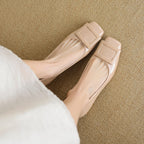 Damen elegante Blockabsatzpumps mit modernem Schnallenakzent