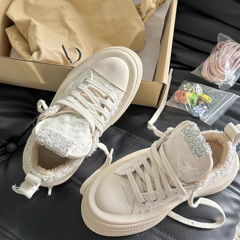 Damen Sneakers mit glitzernden Applikationen und hochgezogenem Plateau
