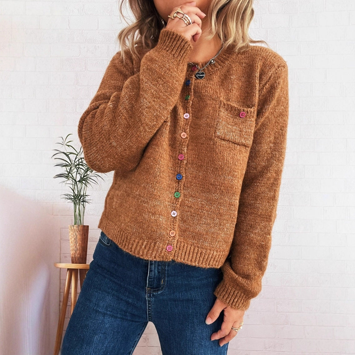 Damen Strickjacke mit bunten Knopfdetails und praktischen Taschen R&B