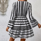 Damen Midikleid mit voluminösen Ärmeln und detailliertem Tribal-Print