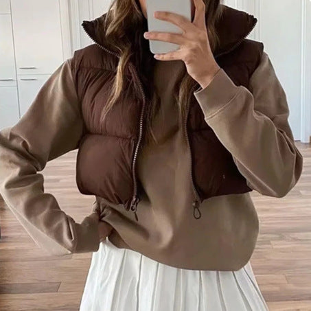 Damen cropped Daunenweste mit hohem Kragen und praktischen Taschen