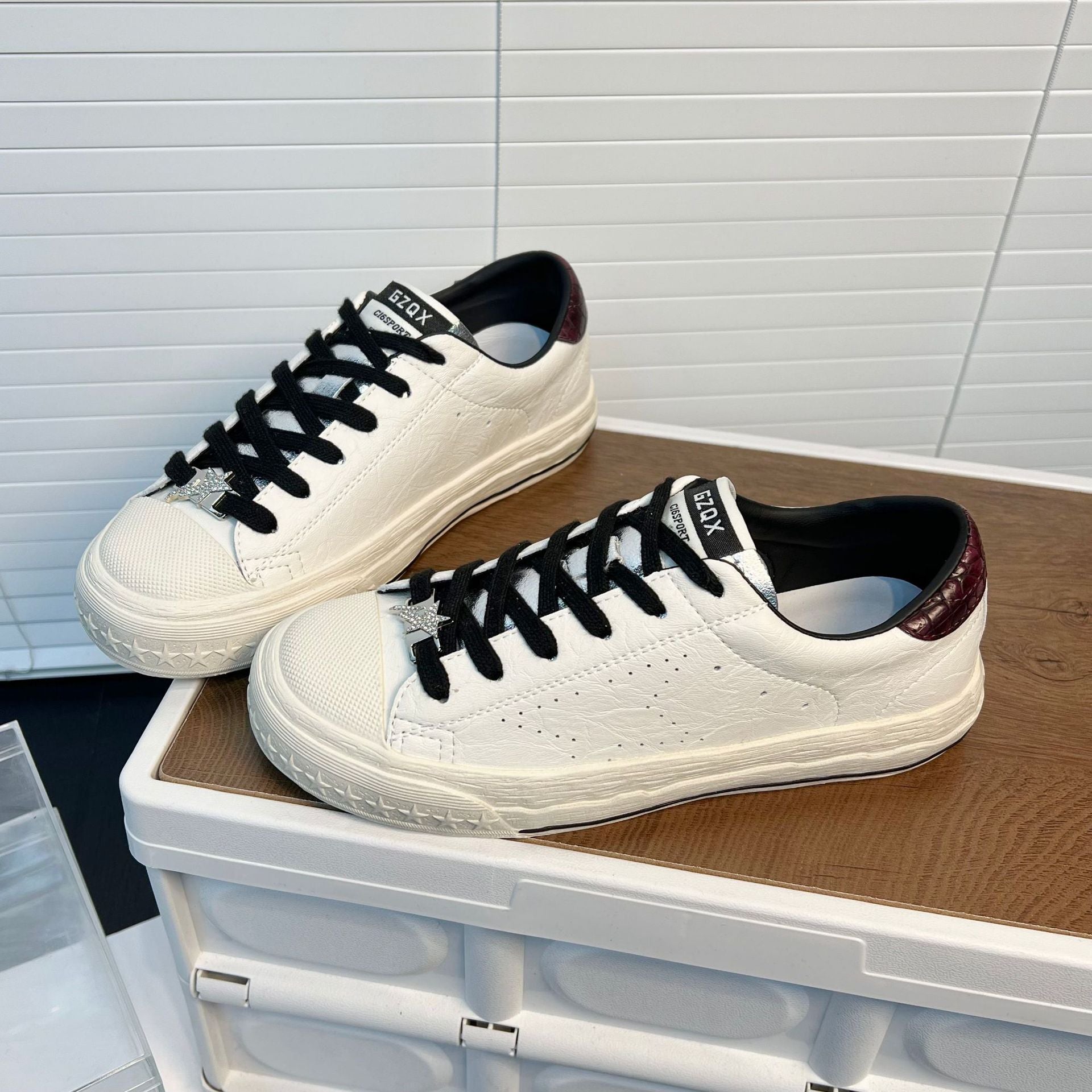 Damen Sneakers mit atmungsaktiver Lederoberfläche und rutschfester Gummisohle R&B