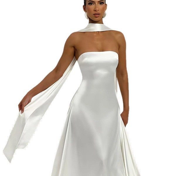 Damen Bandeau-Maxikleid mit schickem Halsschmuck und fließendem Satin R&B