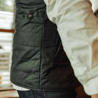 Herren gesteppte Weste mit modernem Schnitt und funktionalen Taschen