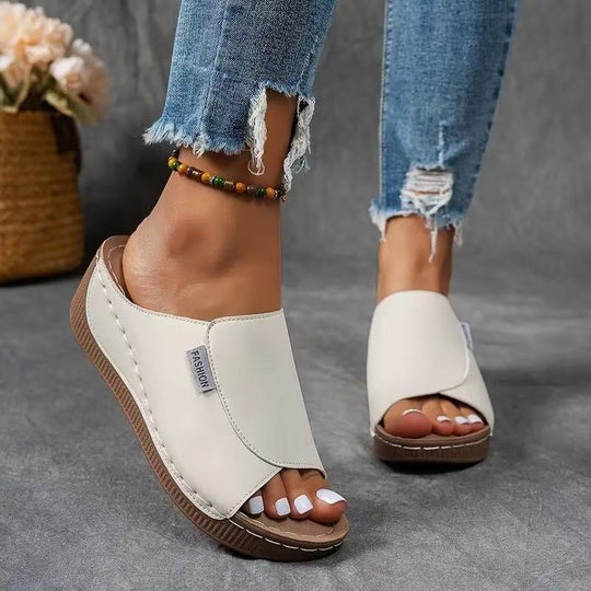Damen nan anatomisch geformte Schlupf-Sandale mit ergonomischer Keilsohle und genähter Randnaht R&B