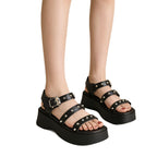 Damen Plateau-Sandalen mit Nieten und verstellbarem Riemendesign R&B