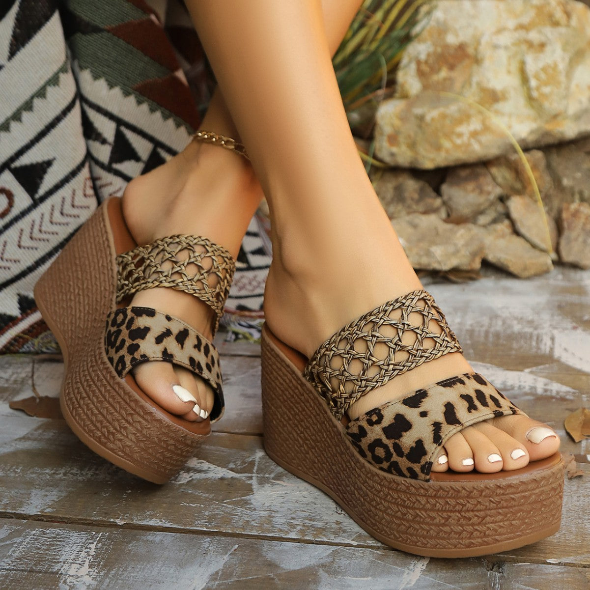Damen Wedge-Sandaletten mit geflochtenem Design und modischen Leodetails R&B