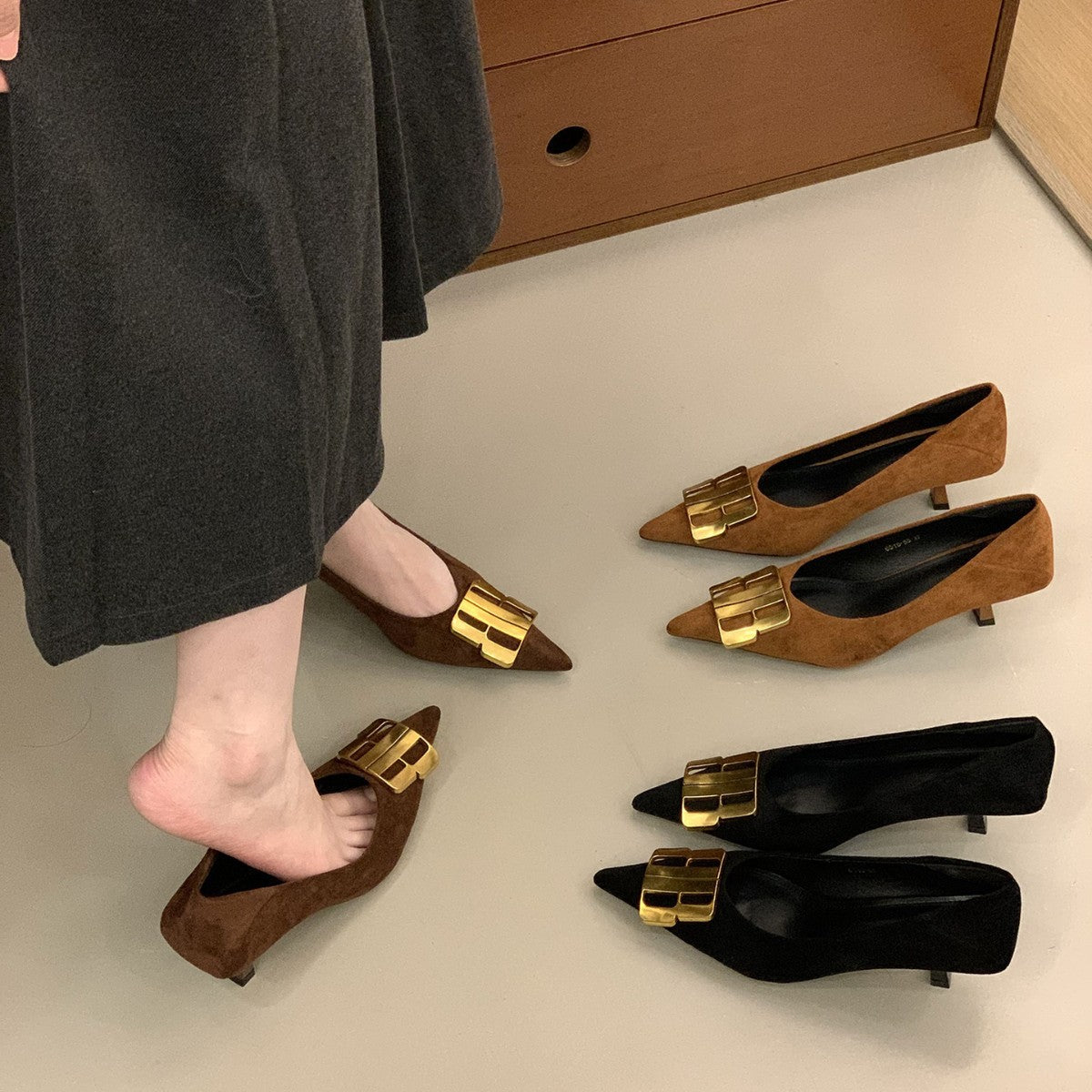 Damen Elegante spitze Pumps mit extravagantem Gold-Detail R&B