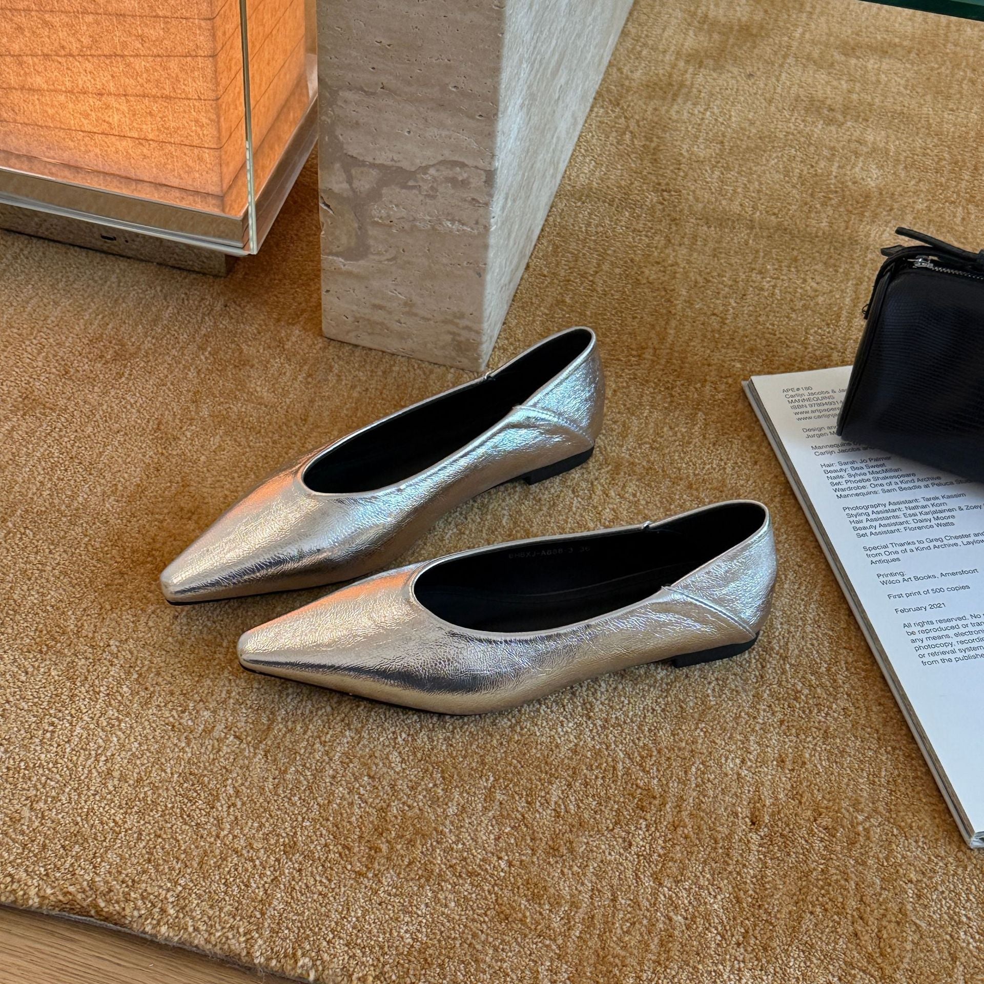 Damen elegante Spitzer Pumps aus Metallic-Leder R&B