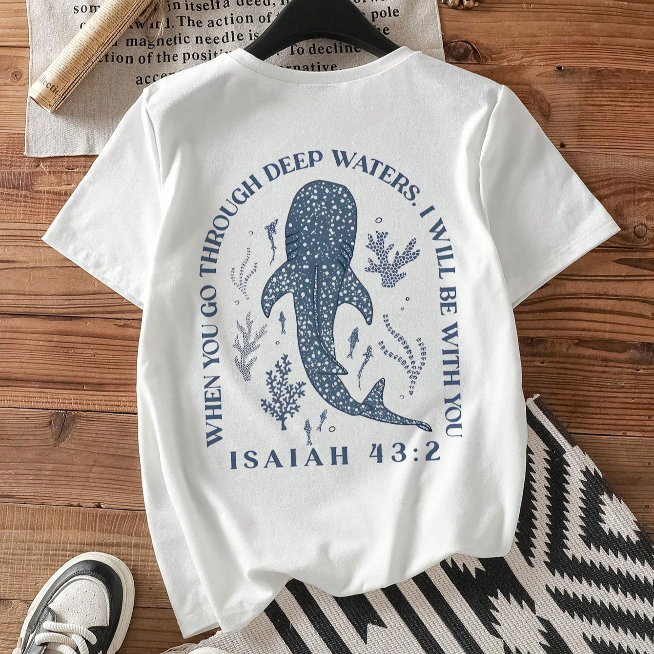 Damen T-Shirt mit kreativem Wahlspruch und kunstvollem Hai-Motiv R&B