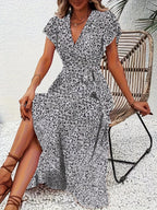 Kleid mit V-Ausschnitt und fließendem Saum