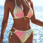 Damen Triangel-Bikini mit jungem, lhaftem Leopardenmuster und verstellbaren Seitenschnüren