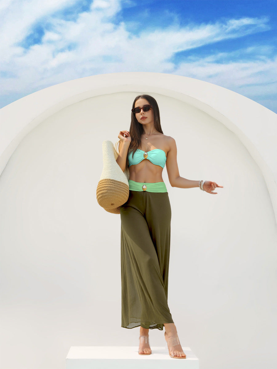 Damen Bandeau-Bikini mit elegantem Wickelrock und modischem Schmuckdetail R&B