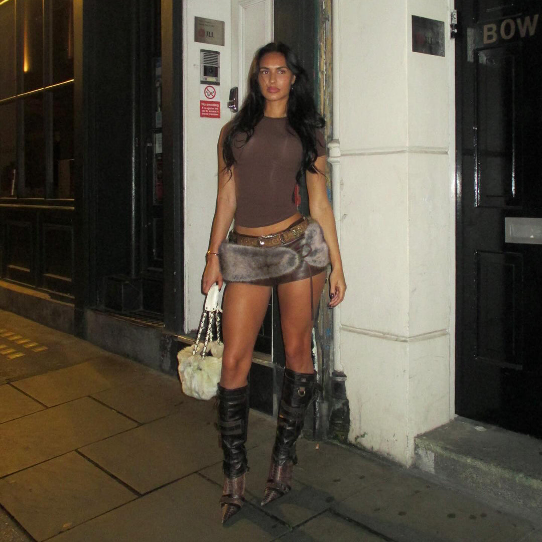 Damen Kunstleder-Shorts mit dekorativen Knopfdetails R&B
