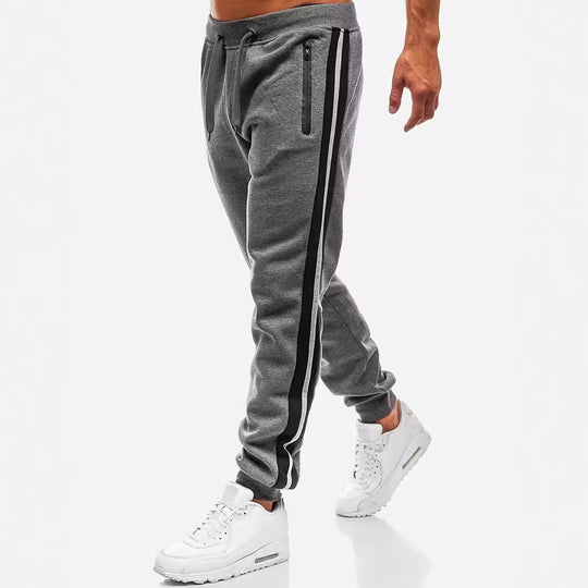 Herren nan schmal zulaufende Fleece-Jogginghose mit zweifarbiger Seitenpaspel und wasserabweisenden Reißverschlusstaschen R&B