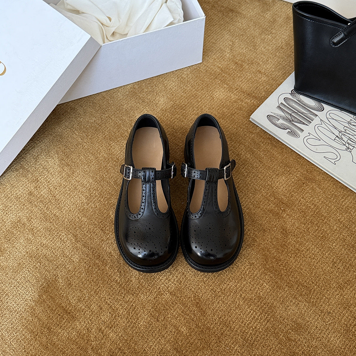 Damen Elegante Mary Jane Schuhe mit dekorativem Riemchen und perforierten Details R&B