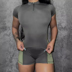 Damen Sportliches Set mit kurzem Oberteil und enganliegenden Shorts R&B